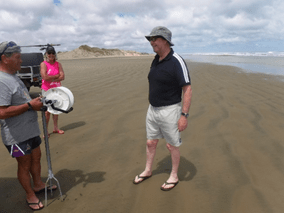  Fishing with a contiki on the 90 mile beach (Te onaroa e toe)